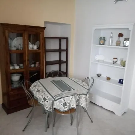 Ampio E Fornito In Zona Centrale Διαμέρισμα